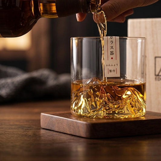Verre à whisky Refuge : le whisky est versé et la montagne se révèle