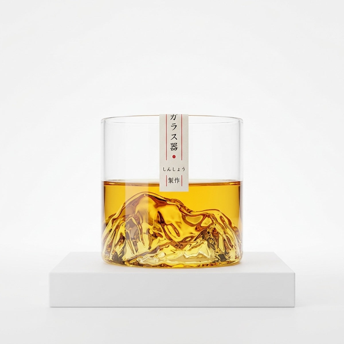 Le verre Refuge rempli de whisky, la montagne en relief